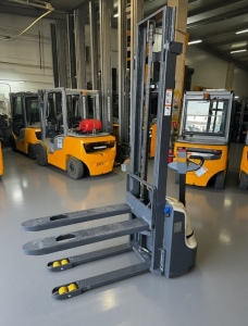 Самоходный Штабелер GLAVMAN GXE15 3500 мм 1500 кг